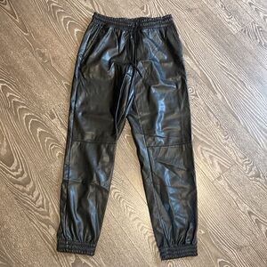 Faux leather jogger M/L